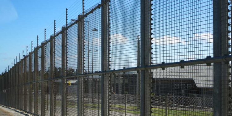 Cercas de alambre en un centro de detención