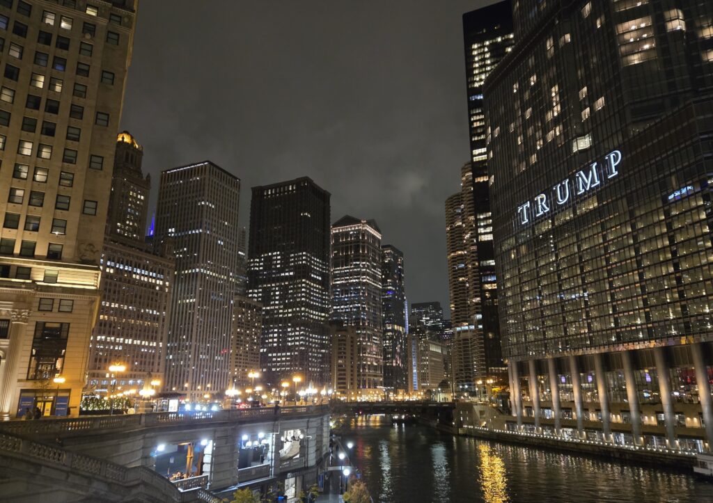 Vista del horizonte de la ciudad de Chicago a orillas del río Chicago