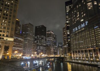 Vista del horizonte de la ciudad de Chicago a orillas del río Chicago