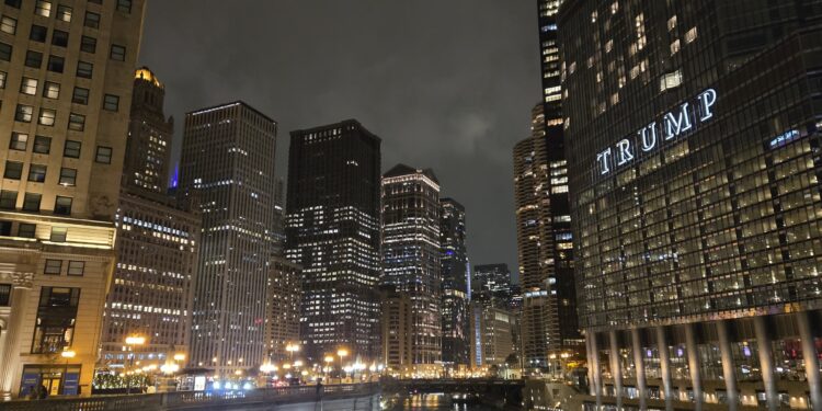 Vista del horizonte de la ciudad de Chicago a orillas del río Chicago