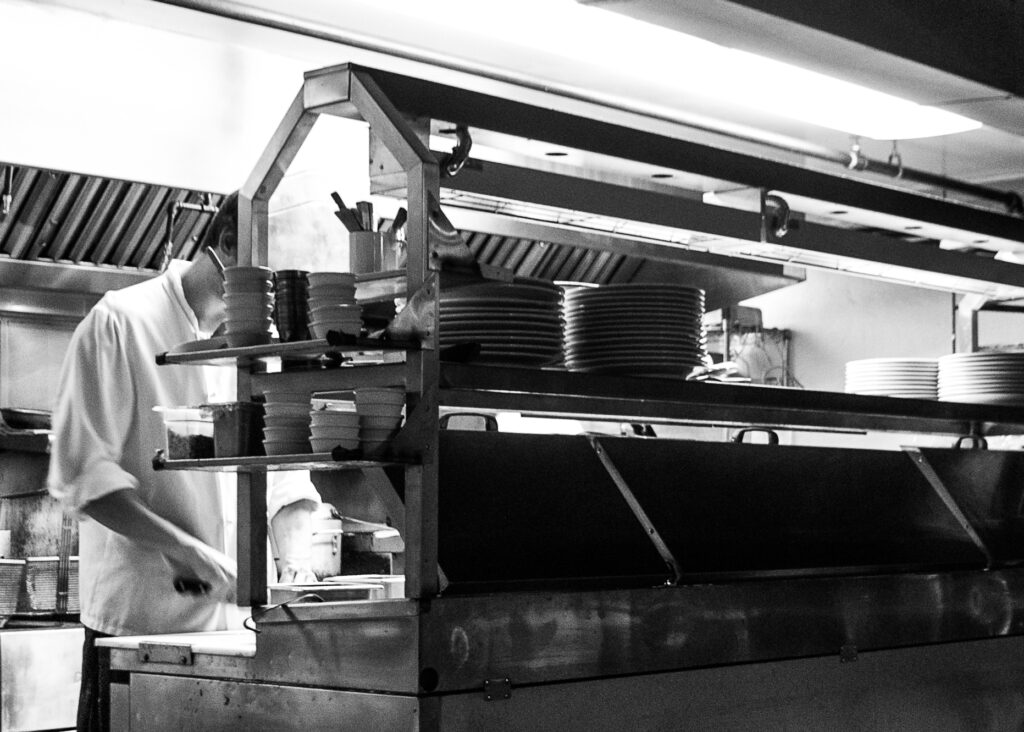 Cocinero trabajando en la línea de un restaurante