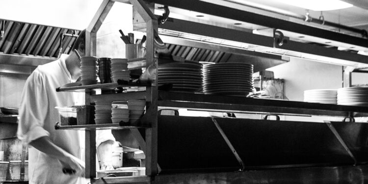 Cocinero trabajando en la línea de un restaurante