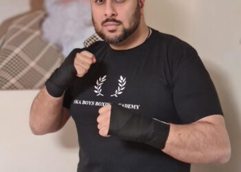 Dos boxeadores durante un combate sobre el ring