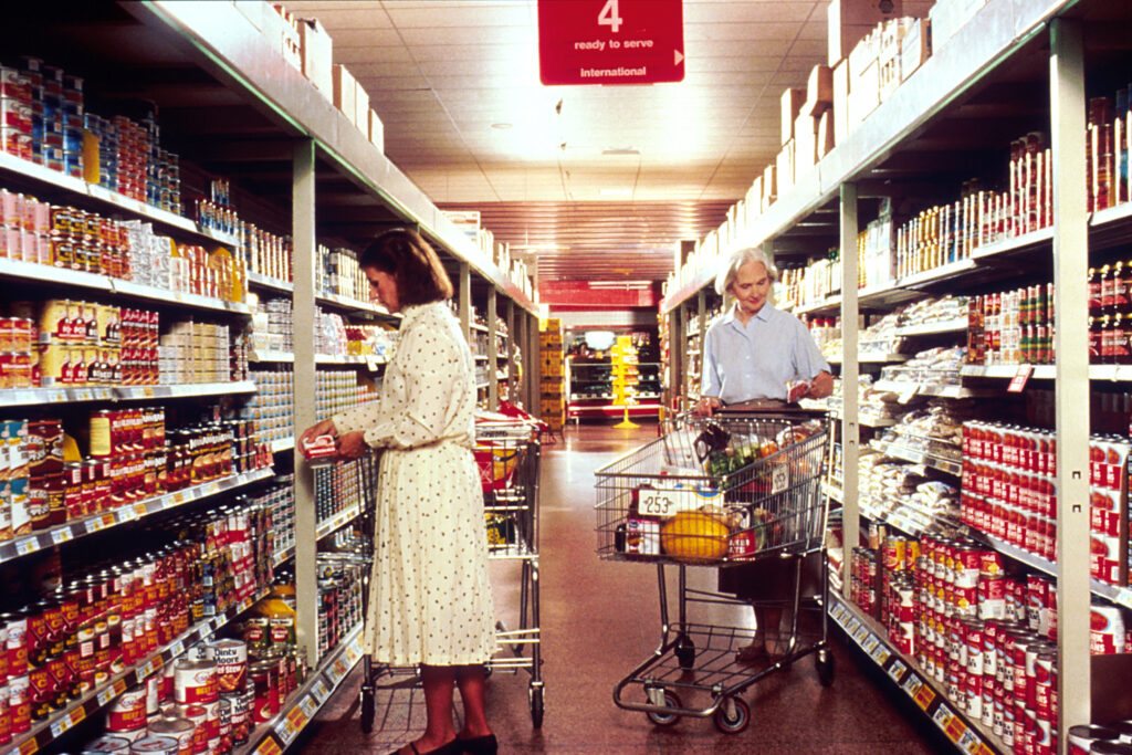 Personas haciendo compras en un supermercado