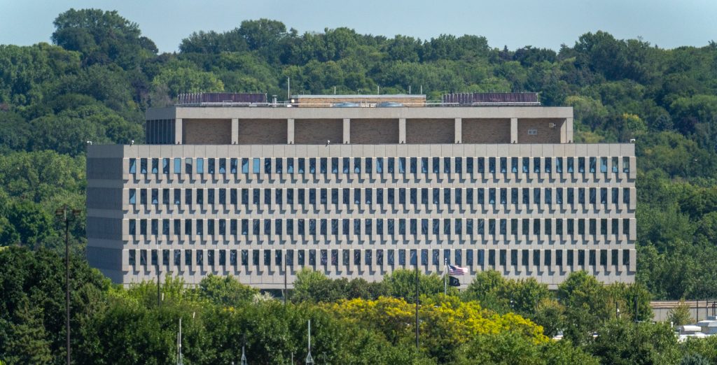 Edificio federal que alberga una corte de inmigración en Estados Unidos