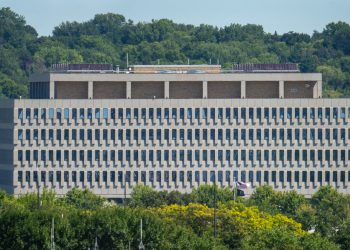 Edificio federal que alberga una corte de inmigración en Estados Unidos