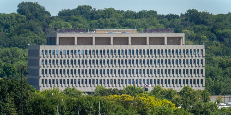 Edificio federal que alberga una corte de inmigración en Estados Unidos
