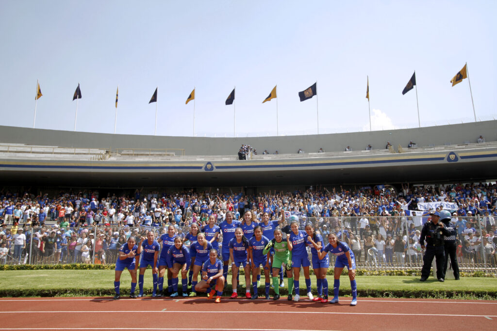 Jugadoras del Cruz Azul Fútbol Club con la camiseta del club