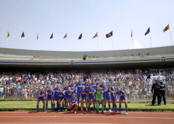 Jugadoras del Cruz Azul Fútbol Club con la camiseta del club