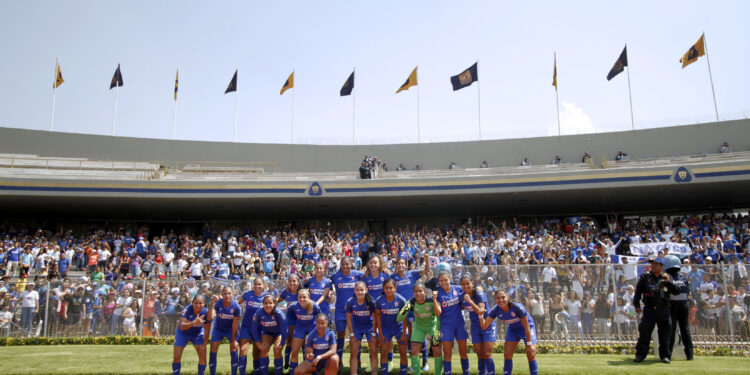Jugadoras del Cruz Azul Fútbol Club con la camiseta del club
