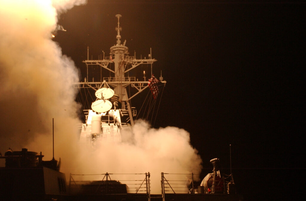 Un destructor de misiles guiados de la Marina de Estados Unidos lanza misiles Tomahawk