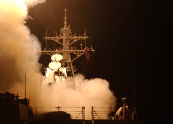 Un destructor de misiles guiados de la Marina de Estados Unidos lanza misiles Tomahawk
