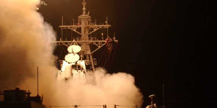 Un destructor de misiles guiados de la Marina de Estados Unidos lanza misiles Tomahawk