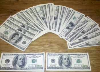 Billetes de dólares estadounidenses, la moneda utilizada para el envío de remesas