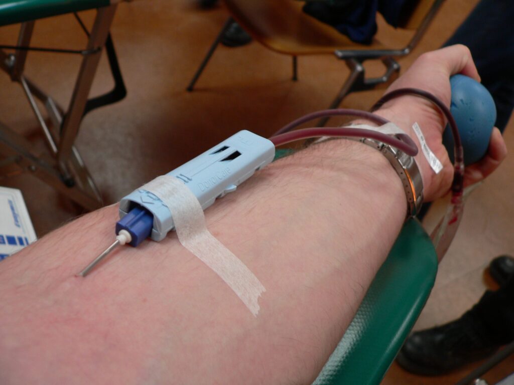 Brazo de una persona durante una donación de sangre
