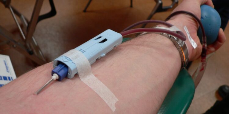 Brazo de una persona durante una donación de sangre
