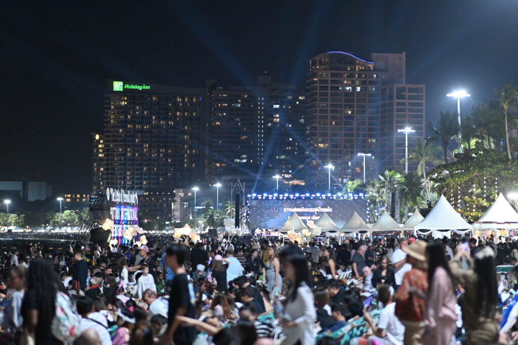 Miles de personas frente a un escenario iluminado durante un concierto al aire libre