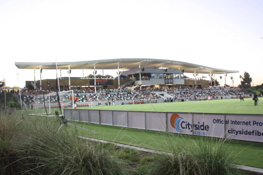 Estadio de fútbol con el terreno de juego a la vista