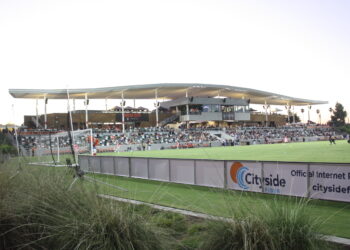Estadio de fútbol con el terreno de juego a la vista