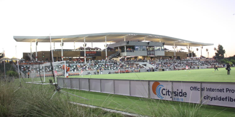Estadio de fútbol con el terreno de juego a la vista