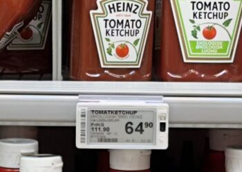 Estantes con productos en el pasillo de un supermercado