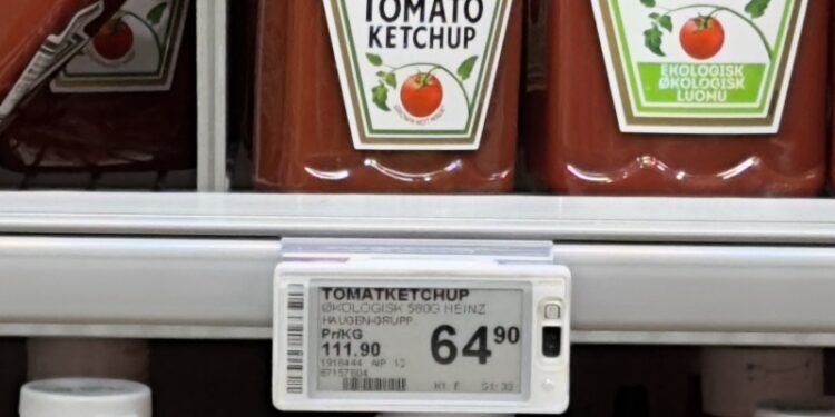 Estantes con productos en el pasillo de un supermercado