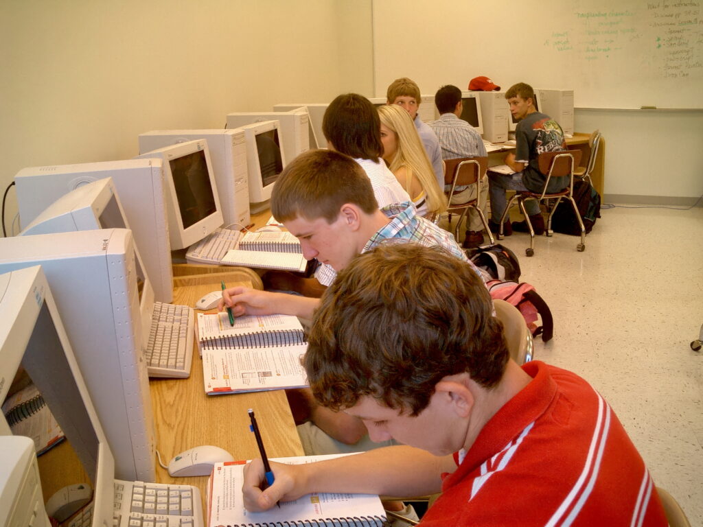 Estudiantes en un salón de clases de una escuela secundaria en Carolina del Norte