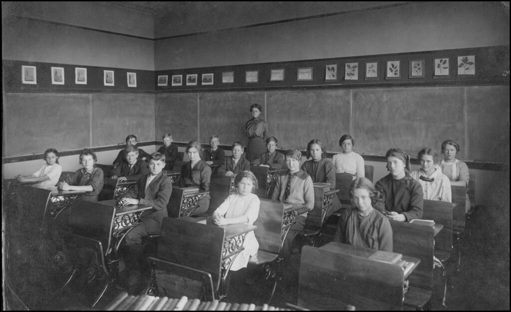 Estudiantes en un salón de clases de una escuela primaria