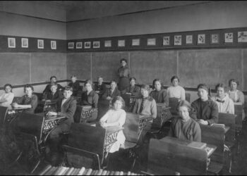 Estudiantes en un salón de clases de una escuela primaria