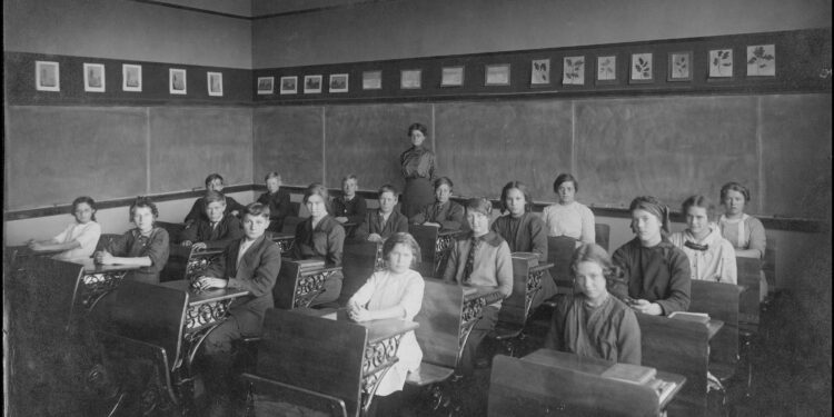 Estudiantes en un salón de clases de una escuela primaria