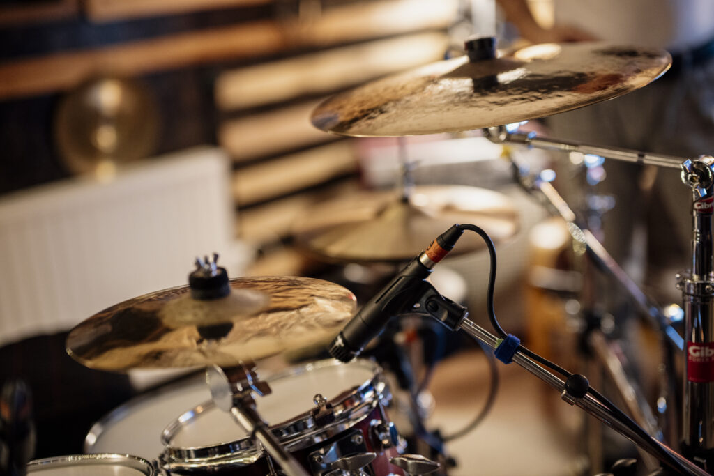 Instrumentos y micrófono listos en un estudio de música