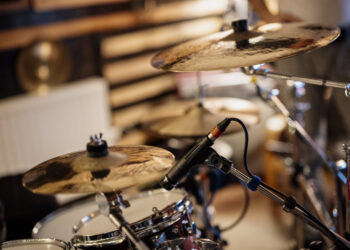 Instrumentos y micrófono listos en un estudio de música