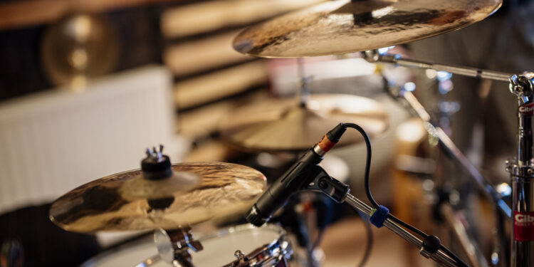 Instrumentos y micrófono listos en un estudio de música
