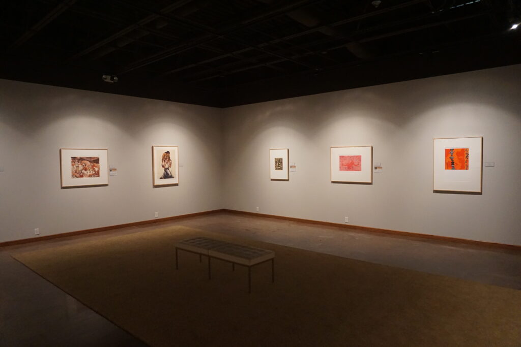 Sala de museo con una exhibición dedicada a la herencia y la historia hispana