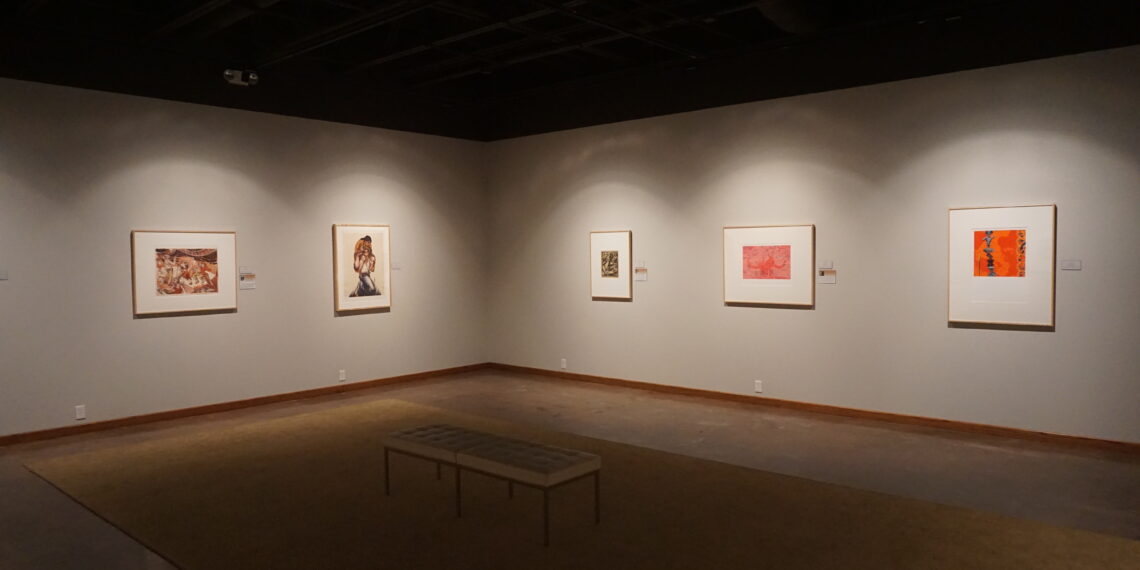 Sala de museo con una exhibición dedicada a la herencia y la historia hispana