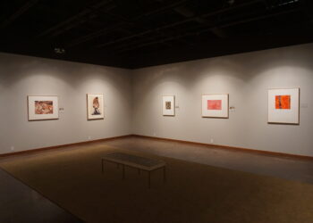 Sala de museo con una exhibición dedicada a la herencia y la historia hispana