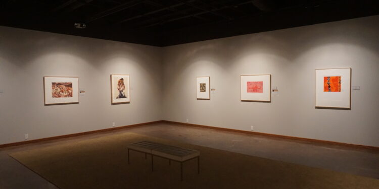 Sala de museo con una exhibición dedicada a la herencia y la historia hispana