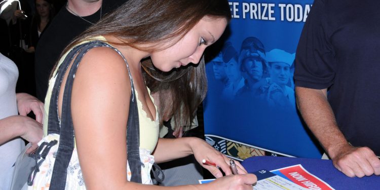Personas buscan trabajo en una feria de empleo