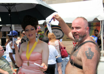 Artista drag durante una presentación en un festival callejero