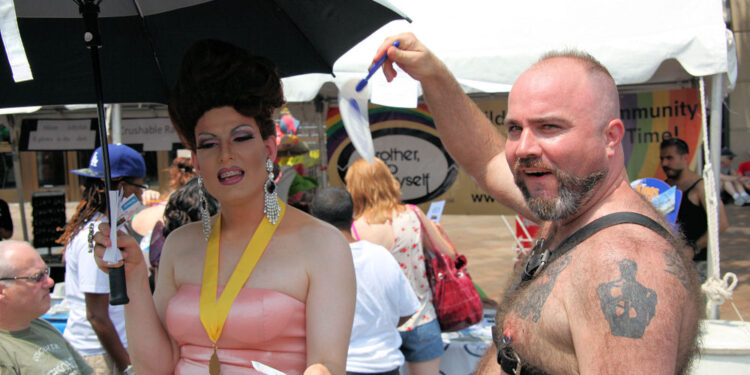 Artista drag durante una presentación en un festival callejero