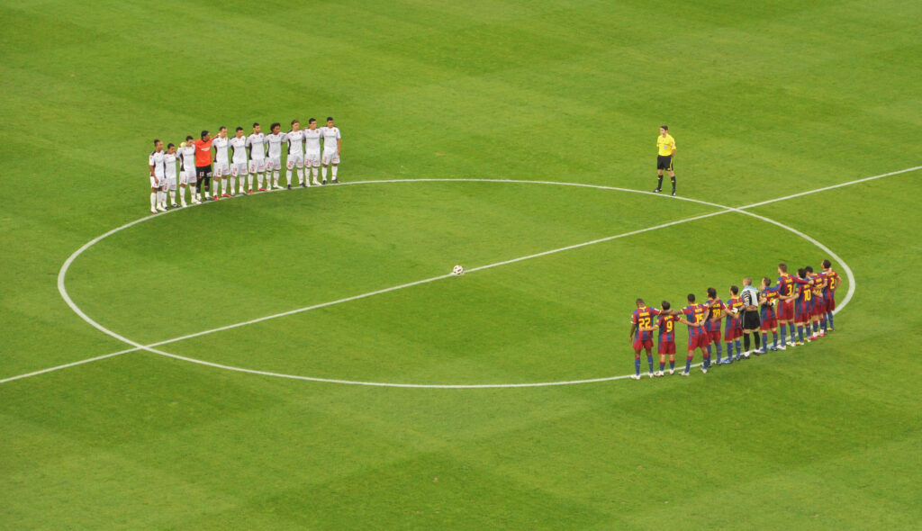 Jugadores de fútbol antes de un partido en un estadio en España