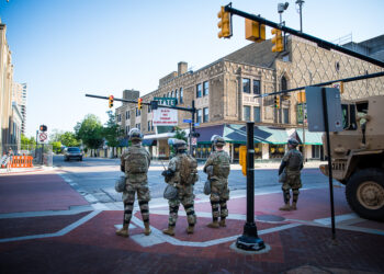 Soldados de la Guardia Nacional desplegados en una calle de una ciudad estadounidense