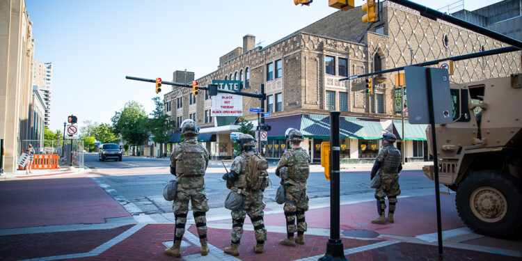 Soldados de la Guardia Nacional desplegados en una calle de una ciudad estadounidense
