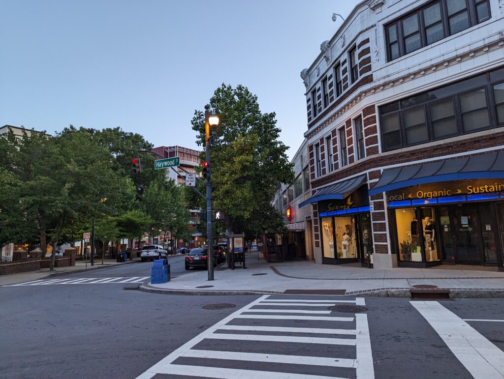 Calle Haywood en el centro de Asheville, donde se ubica el Centro de la Esperanza del Ejército de Salvación