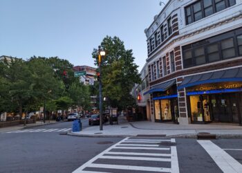 Calle Haywood en el centro de Asheville, donde se ubica el Centro de la Esperanza del Ejército de Salvación