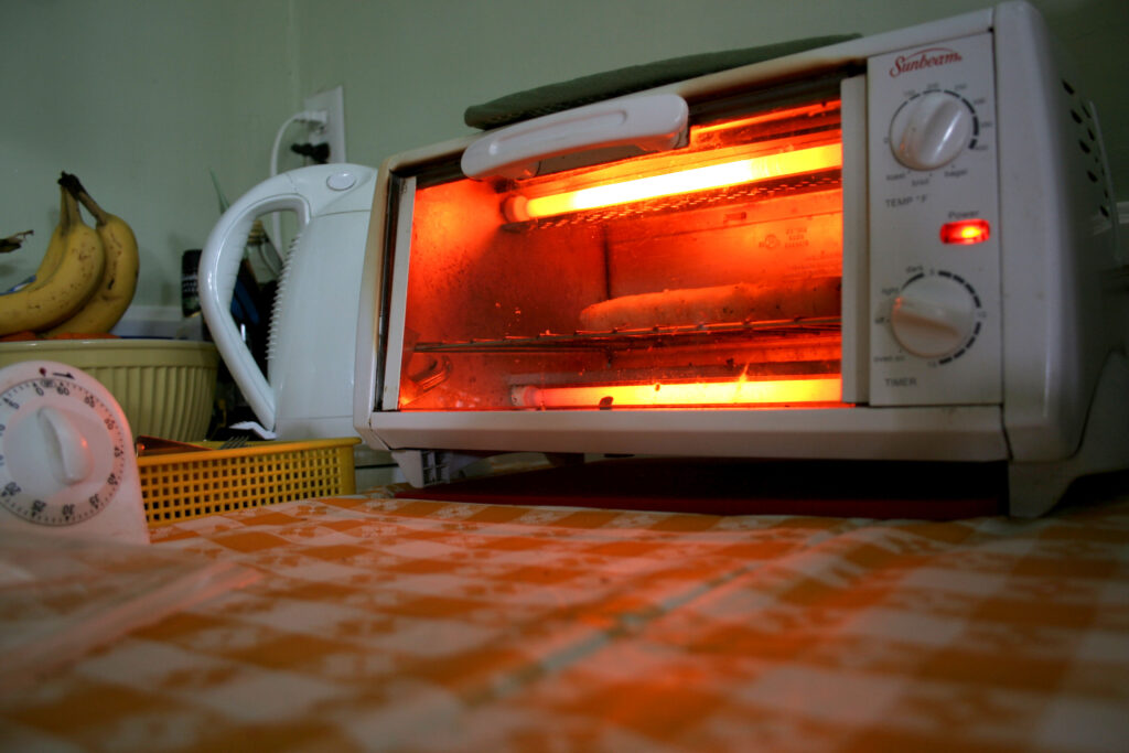Un horno tostador eléctrico en funcionamiento