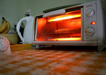 Un horno tostador eléctrico en funcionamiento