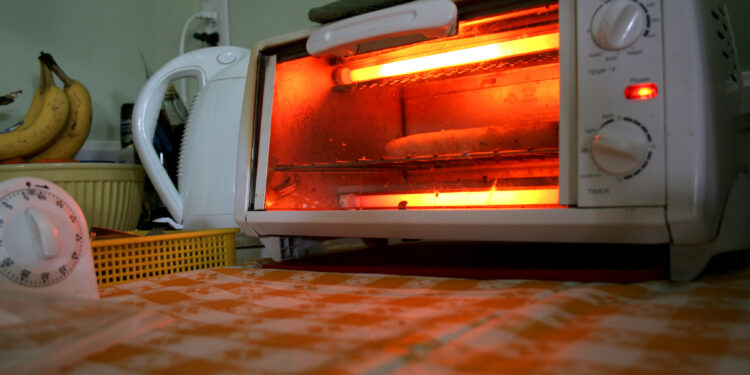 Un horno tostador eléctrico en funcionamiento