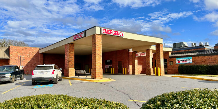 Entrada de la sala de emergencias de un hospital en Carolina del Norte