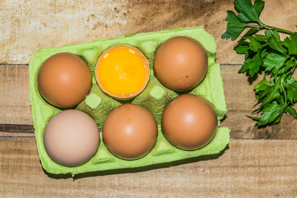 Cartones con huevos de gallina en un mercado